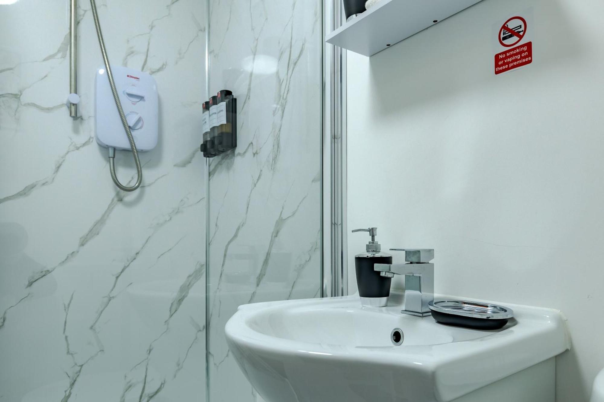 Stay Hub City Centre - Self Check-In Birmingham Room photo